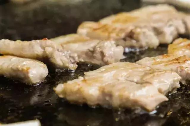 喷火枪、温度计全上阵！春熙路的这家店，隔着屏幕都能感受它的神