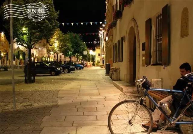 德国加油站的便利餐厅和便利店