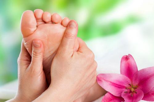 如何缓解冬季的手脚冰凉,冬季手脚心冰凉夏季手脚心燥热