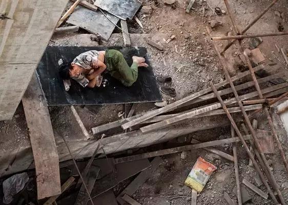 建筑工地工人午休视频,工地现场工人可以午休吗