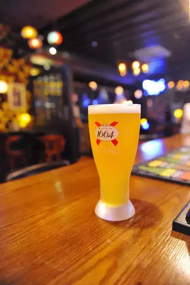 鐏孩閰掔豢澶嶅彜,鐏孩閰掔豢娓呭惂