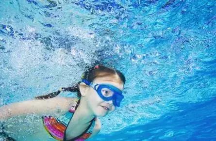 孩子游泳回来眼睛红肿,儿童游泳眼睛发炎怎么办