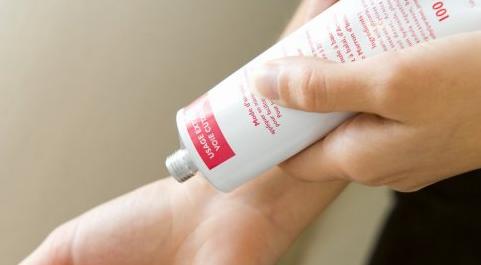 夏天手脱皮裂开怎么回事,手夏天脱皮缺哪种维生素