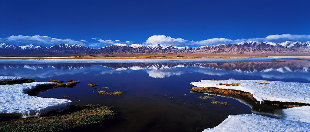 新疆博格达峰登顶第一视角,博格达峰下乌鲁木齐达坂城区