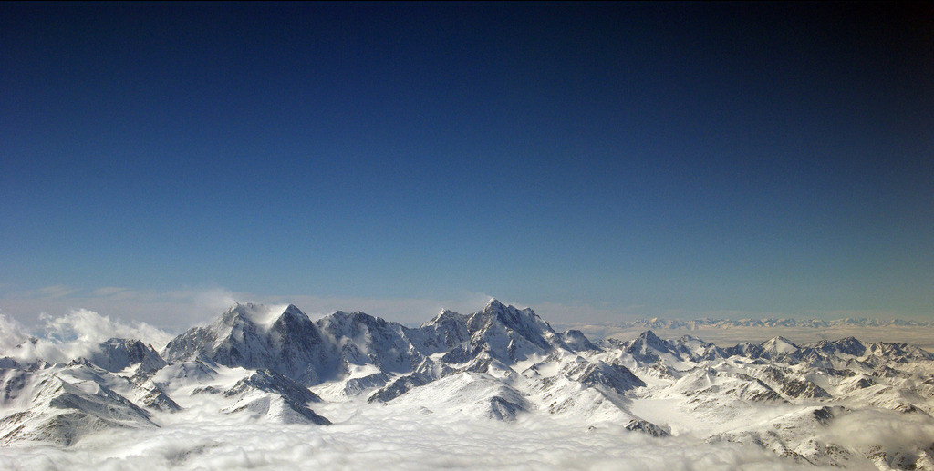 新疆博格达峰登顶第一视角,博格达峰下乌鲁木齐达坂城区