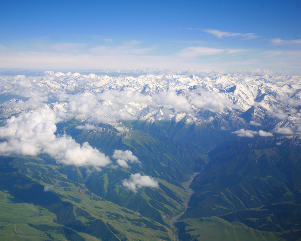新疆博格达峰登顶第一视角,博格达峰下乌鲁木齐达坂城区