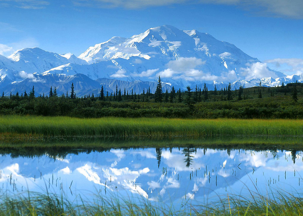 新疆博格达峰登顶第一视角,博格达峰下乌鲁木齐达坂城区