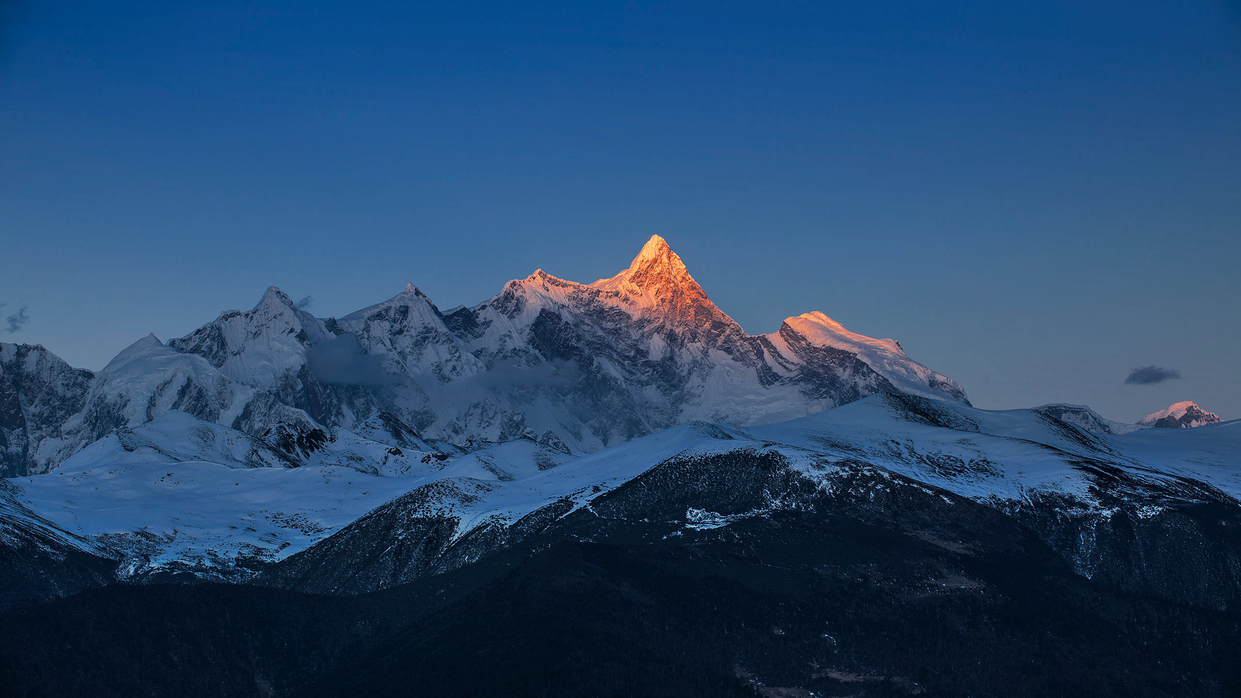 新疆博格达峰登顶第一视角,博格达峰下乌鲁木齐达坂城区