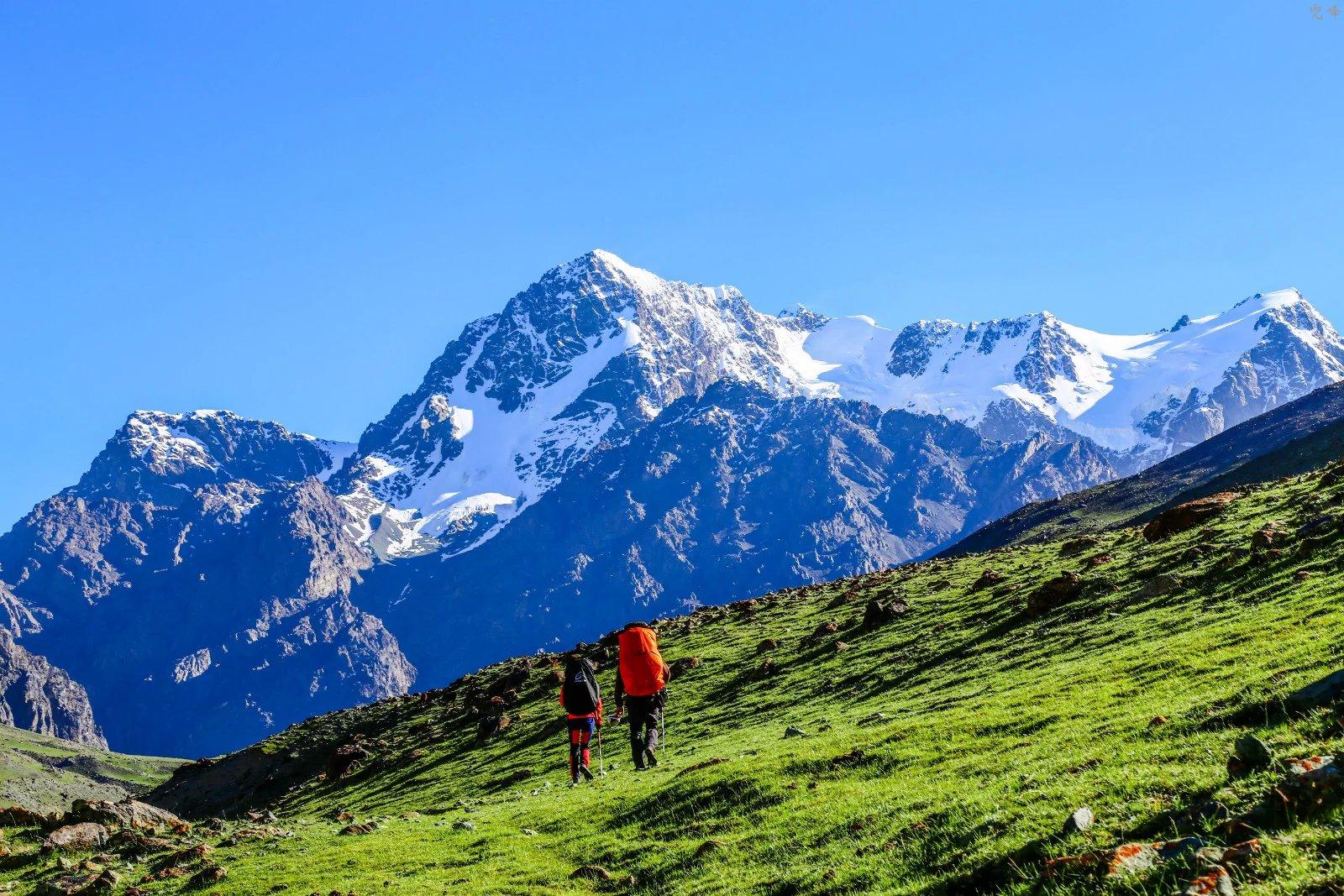 新疆博格达峰登顶第一视角,博格达峰下乌鲁木齐达坂城区