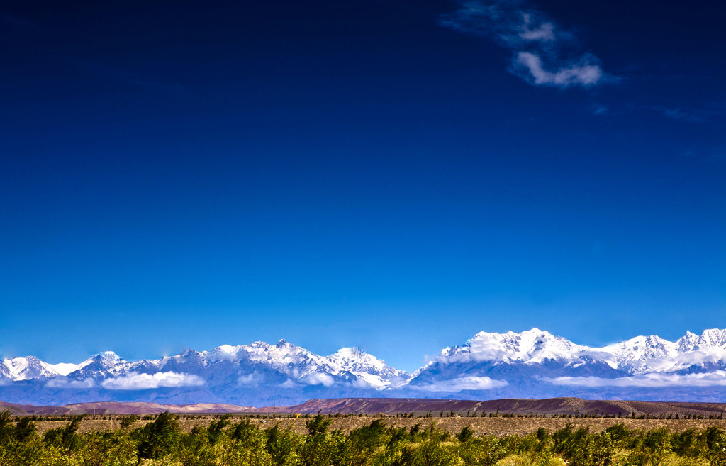 新疆博格达峰登顶第一视角,博格达峰下乌鲁木齐达坂城区