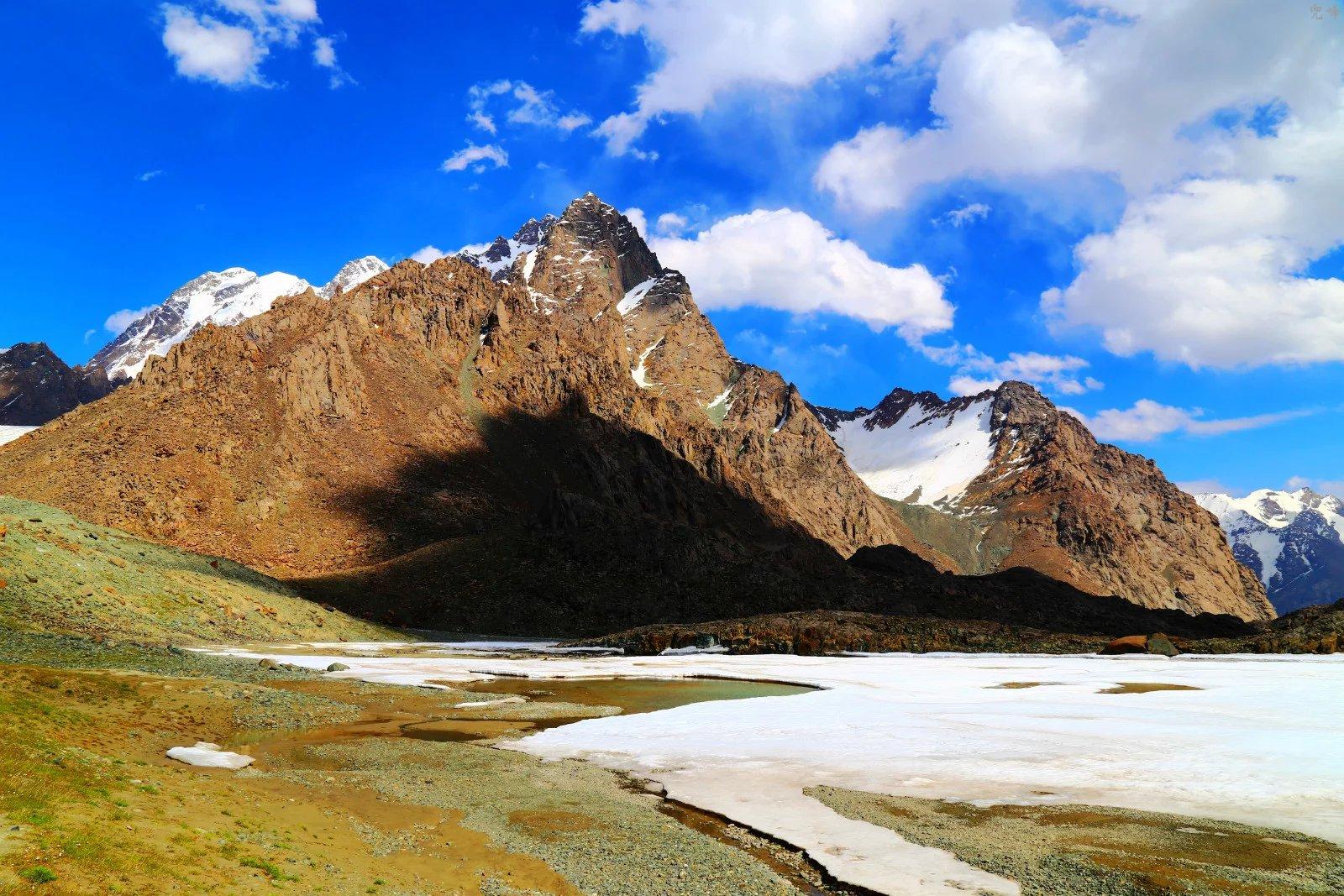 新疆博格达峰登顶第一视角,博格达峰下乌鲁木齐达坂城区