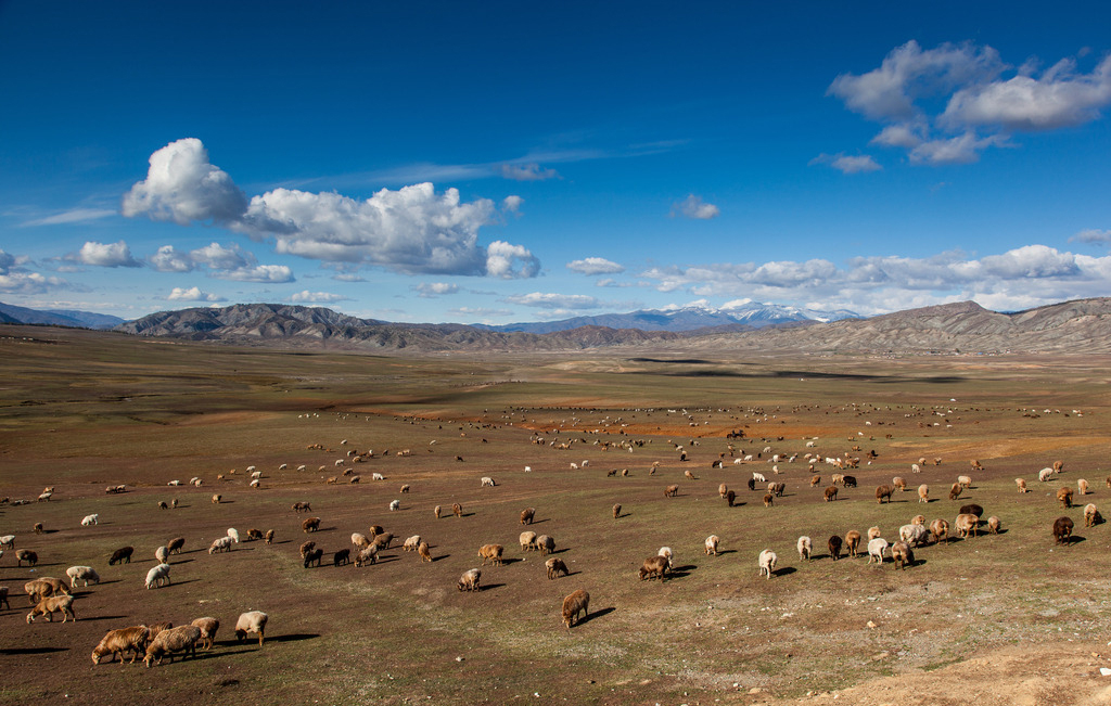 新疆博格达峰登顶第一视角,博格达峰下乌鲁木齐达坂城区