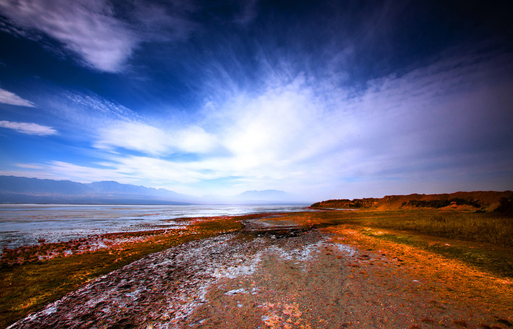新疆博格达峰登顶第一视角,博格达峰下乌鲁木齐达坂城区