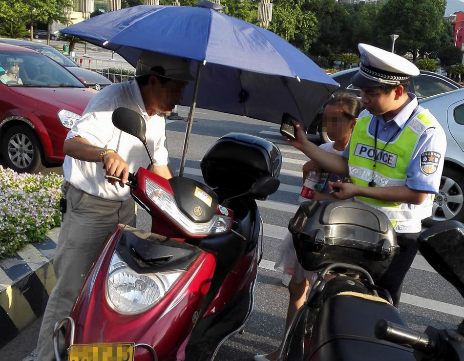 出厂自带雨棚的电动车交警会查吗,电瓶车加装雨棚怎么处罚