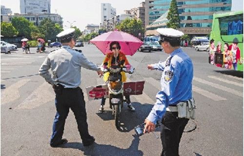 出厂自带雨棚的电动车交警会查吗,电瓶车加装雨棚怎么处罚