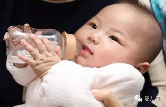 夏天喂母乳的宝宝需要每天喝水吗,有什么办法让吃母乳的宝宝喝水