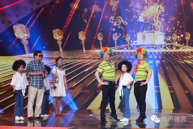 《天将雄狮》成龙的搭档小王子帅萌亮相！吕薇、赵忠祥节目现场吃西瓜