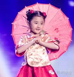 《天将雄狮》成龙的搭档小王子帅萌亮相！吕薇、赵忠祥节目现场吃西瓜