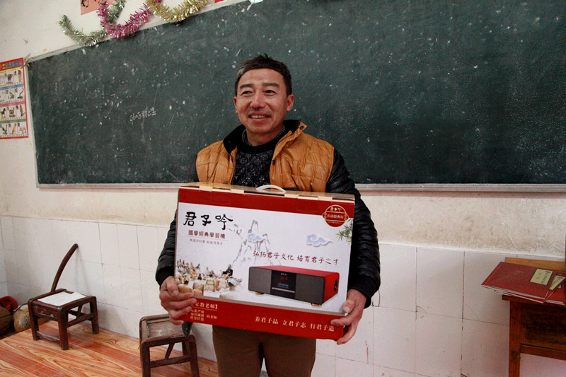 山巅教学点：一对父子60载坚守