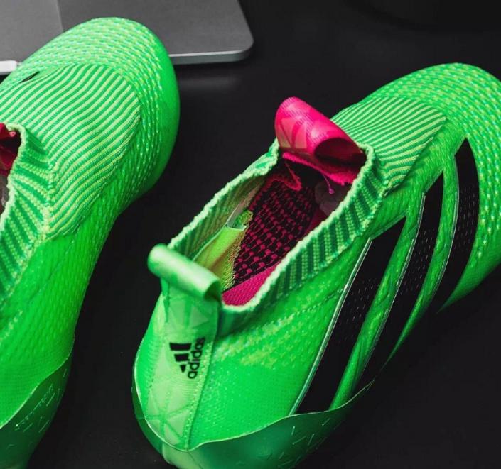 厄祖这双亮闪闪的鞋，用料竟然和手机壳一样