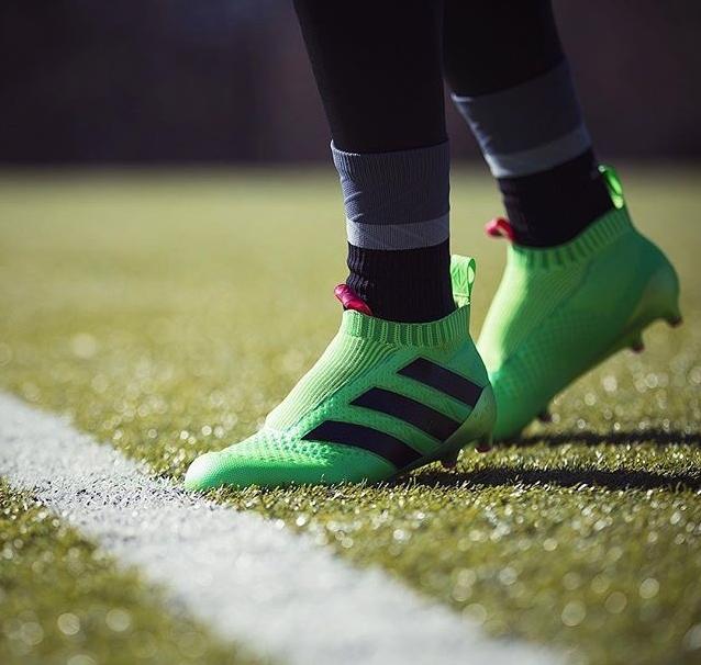 厄祖这双亮闪闪的鞋，用料竟然和手机壳一样