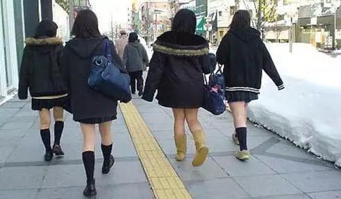 日本迎来大雪，而日本的女生仍然是穿的如此勇猛！