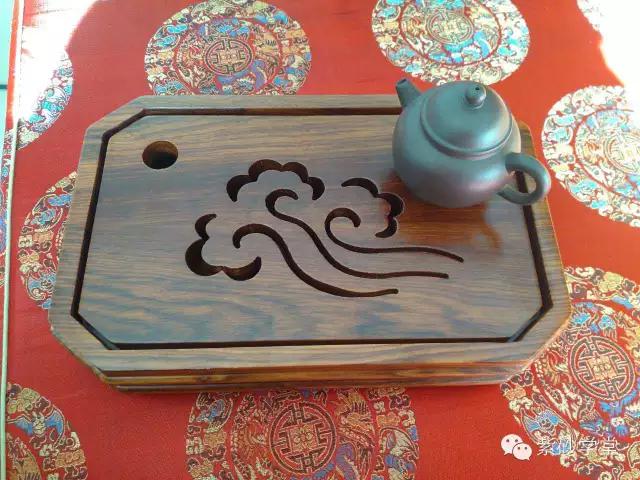 宽阔的茶盘上，与知己一起谈天论地