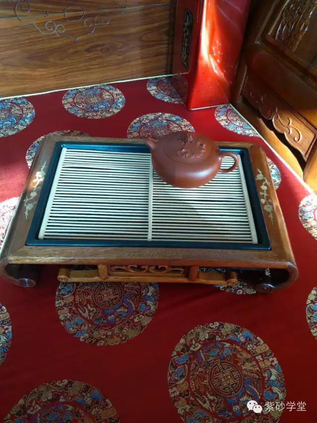 宽阔的茶盘上，与知己一起谈天论地