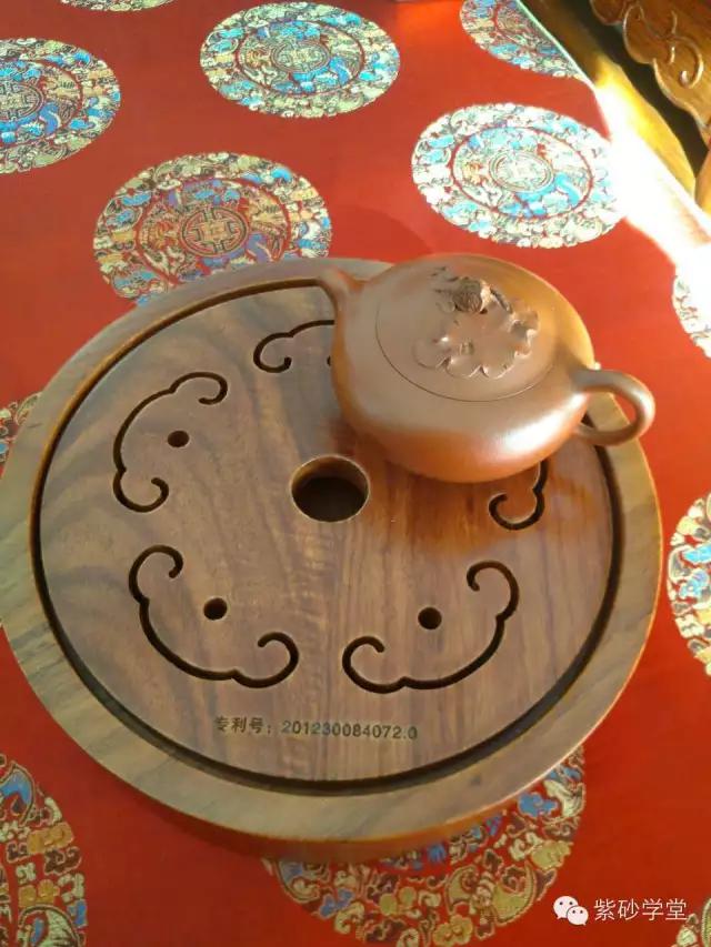 宽阔的茶盘上，与知己一起谈天论地