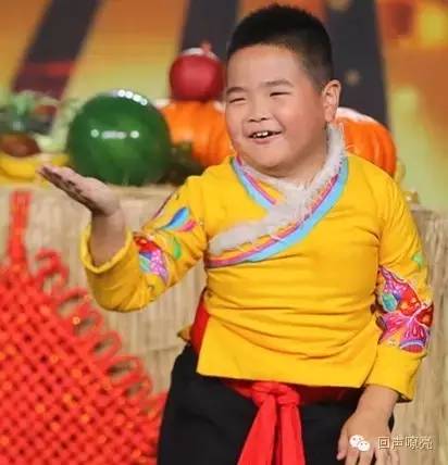 《天将雄狮》成龙的搭档小王子帅萌亮相！吕薇、赵忠祥节目现场吃西瓜