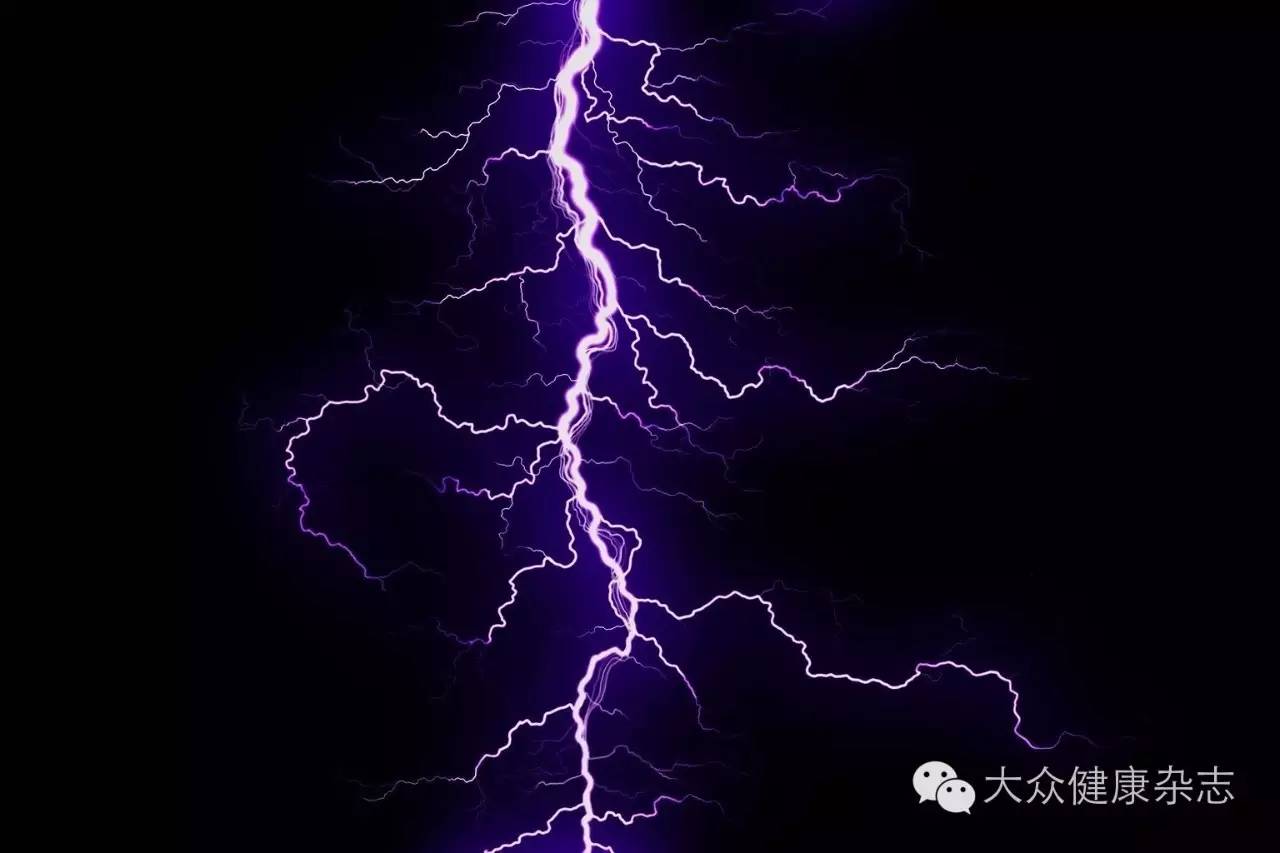 电闪雷鸣的时候要怎么办,电闪雷鸣时应该怎么做