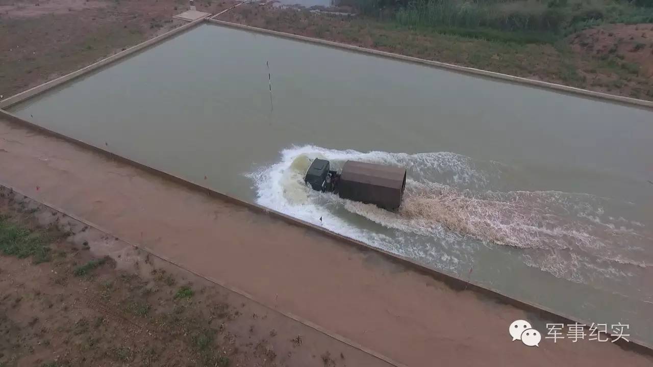 极限驾驶就是“辣”么帅！看兵哥哥驾驭“铁马”的速度与激情！