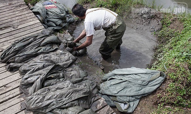 把衣服放泥里滚？来看看visvim真正的泥染过程