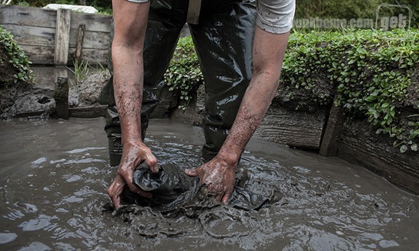 把衣服放泥里滚？来看看visvim真正的泥染过程