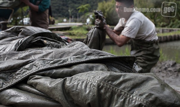 把衣服放泥里滚？来看看visvim真正的泥染过程