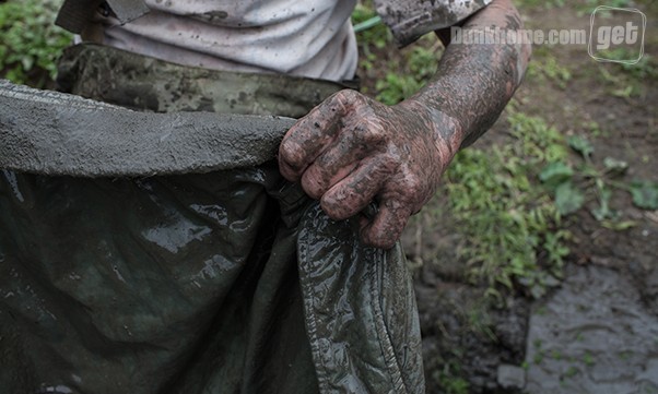 把衣服放泥里滚？来看看visvim真正的泥染过程