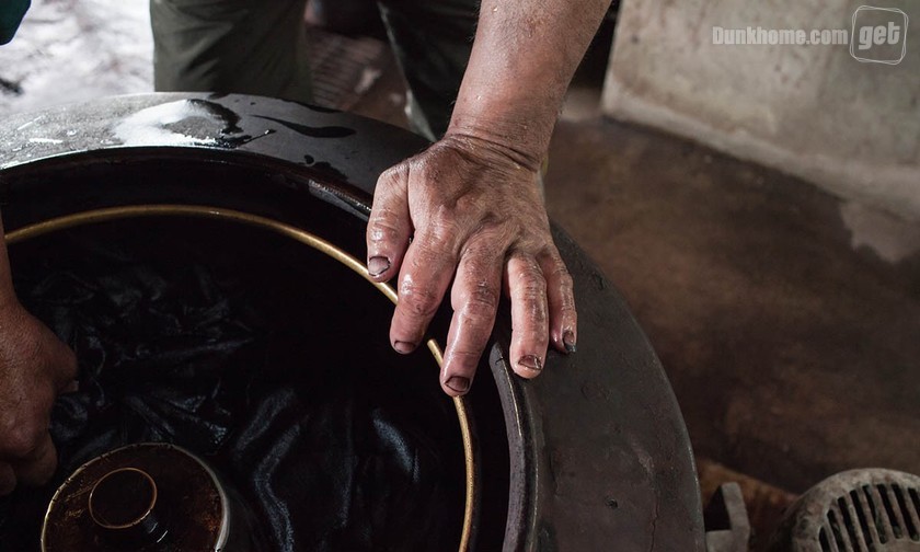 把衣服放泥里滚？来看看visvim真正的泥染过程