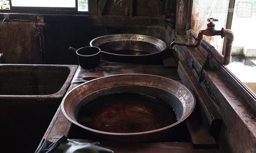 把衣服放泥里滚？来看看visvim真正的泥染过程