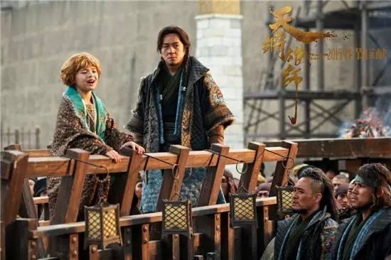 《天将雄狮》成龙的搭档小王子帅萌亮相！吕薇、赵忠祥节目现场吃西瓜