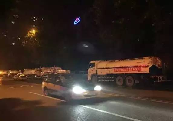 石家庄暴雨中现暖心石家庄瞬间,石家庄桥西区暴雨停水