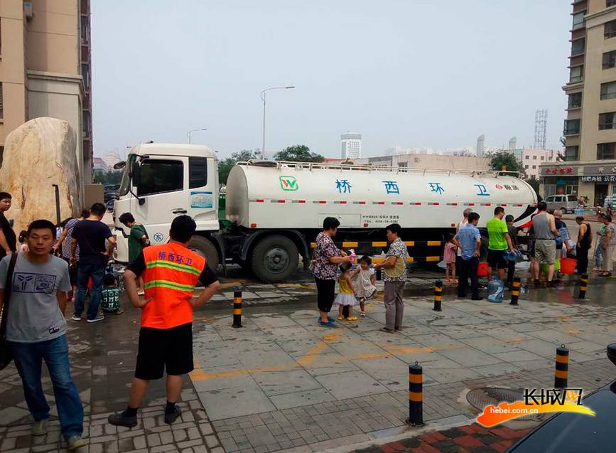 石家庄暴雨中现暖心石家庄瞬间,石家庄桥西区暴雨停水