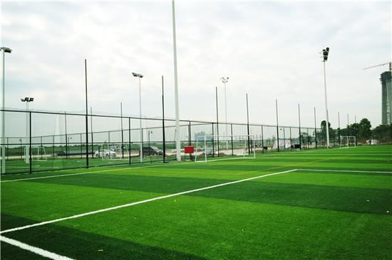 足球鞋踩平地,踢一次足球选鞋