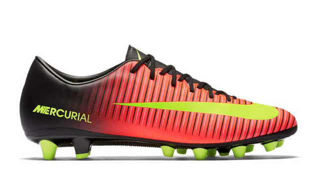 足球鞋踩平地,踢一次足球选鞋