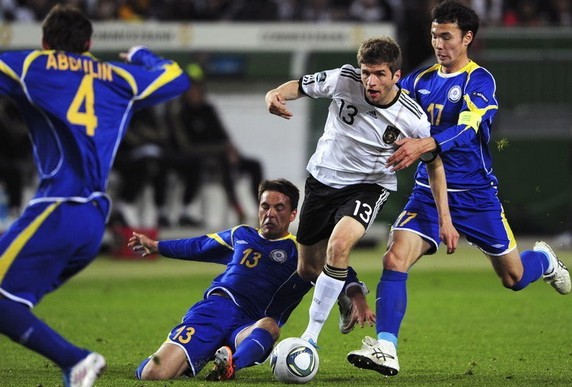 足球鞋踩平地,踢一次足球选鞋