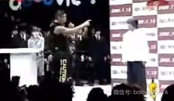 周星驰受外国主持人挑衅视频,周星驰外国上节目时被侮辱