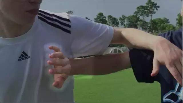 如何像范戴克一样防守,亨利护球动作大全