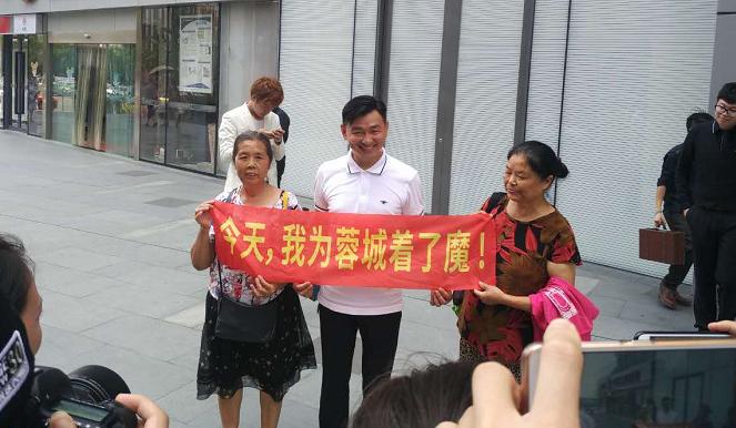 鎴愰兘宸磋渶绗戞槦婕斿嚭,鎴愰兘宸磋渶鏄庢槦