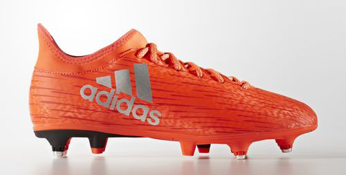 足球鞋踩平地,踢一次足球选鞋