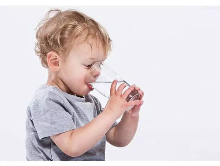 宝宝饮水中毒的危害,喝水不当竟会中毒如何健康饮水