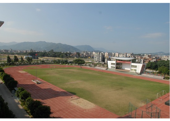 足球鞋踩平地,踢一次足球选鞋